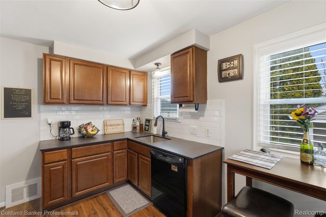 927 Montrose Avenue, Royal Oak Charter Township, MI 48073