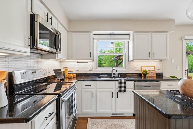 W138N6513 Manor Hills BOULEVARD, Menomonee Falls, WI 53051