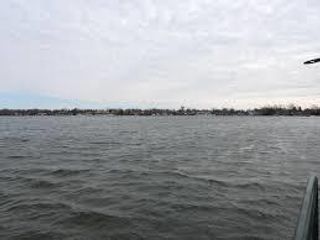 980 Peninsula Drive, Wauconda, IL 60084