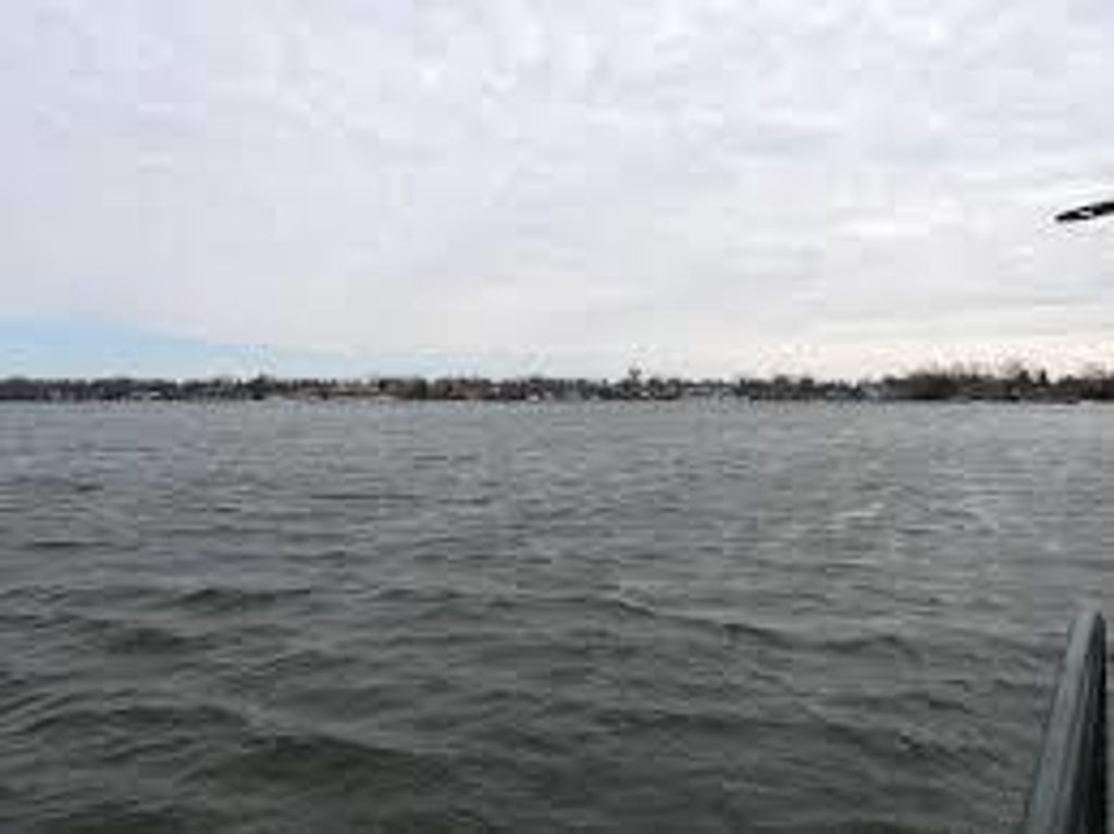 980 Peninsula Drive, Wauconda, IL 60084