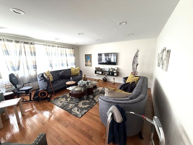 6250 N Kedvale Avenue, Chicago, IL 60646