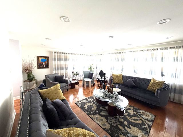 6250 N Kedvale Avenue, Chicago, IL 60646