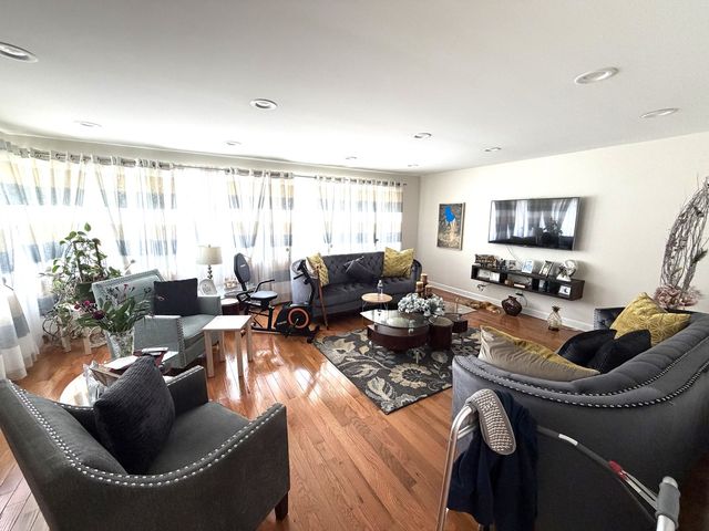 6250 N Kedvale Avenue, Chicago, IL 60646