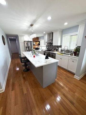 6250 N Kedvale Avenue, Chicago, IL 60646