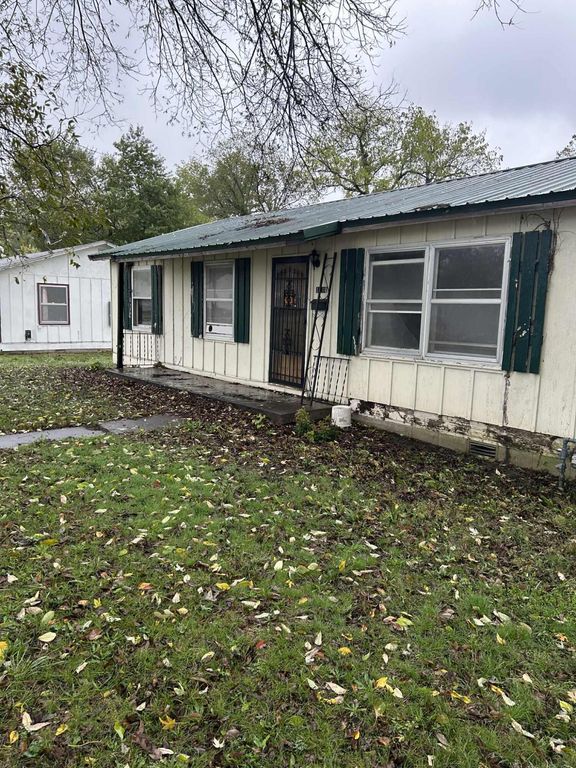 1210 Walnut Street, Carthage, MO 64836