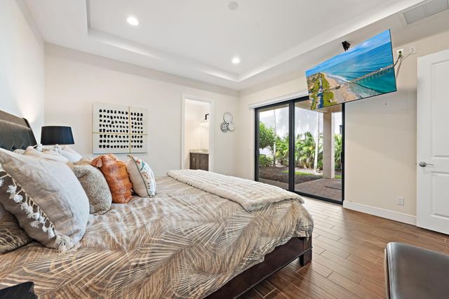 8023 Hobbes Way, Palm Beach Gardens, FL 33418