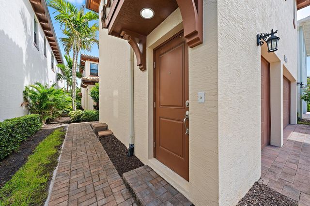 8023 Hobbes Way, Palm Beach Gardens, FL 33418