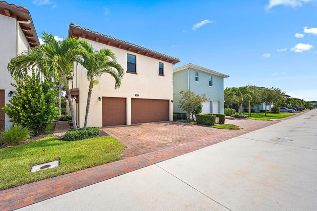 8023 Hobbes Way, Palm Beach Gardens, FL 33418