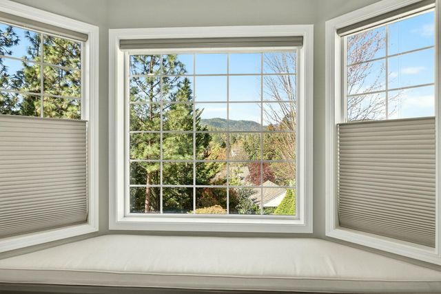 120 Ponderosa Way, Jacksonville, OR 97530
