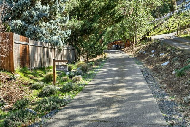 120 Ponderosa Way, Jacksonville, OR 97530