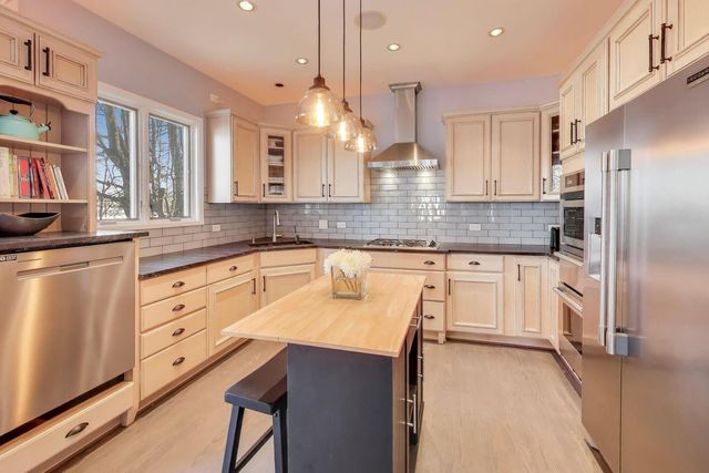 42429 N Woodbine Avenue, Antioch, IL 60002