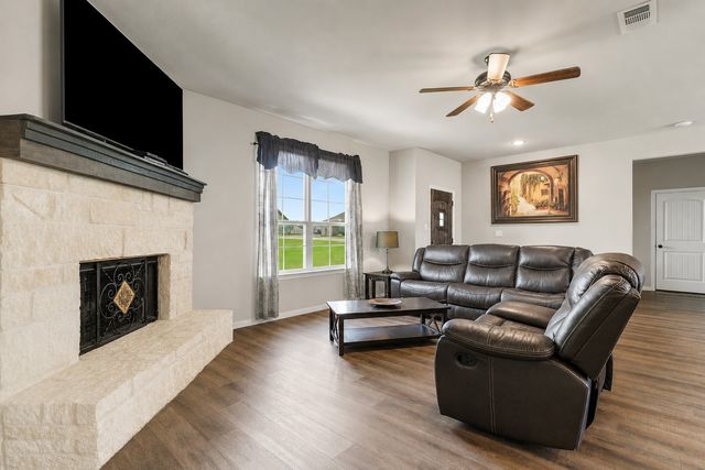 1011 Northern Oaks Court, Springtown, TX 76082