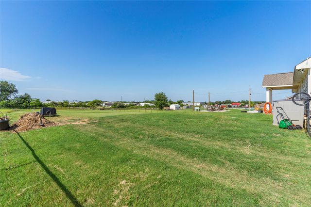 1011 Northern Oaks Court, Springtown, TX 76082