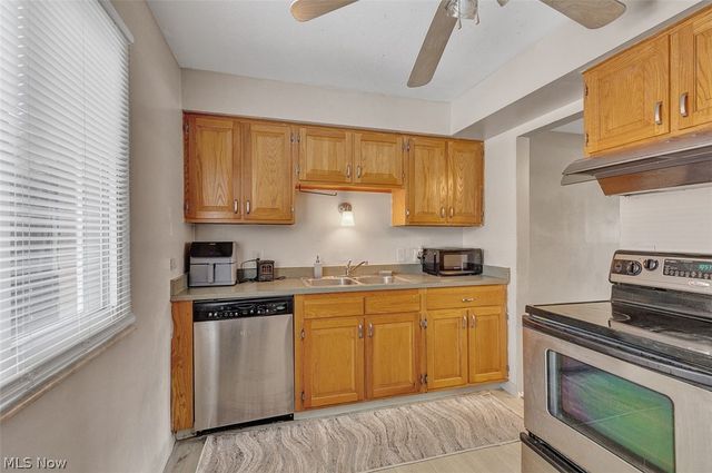 2472 Warren Parkway 20, Twinsburg, OH 44087