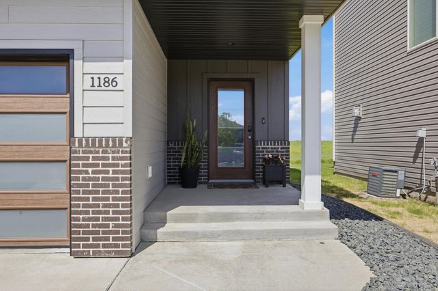 1186 Albert Court W, West Fargo, ND 58078