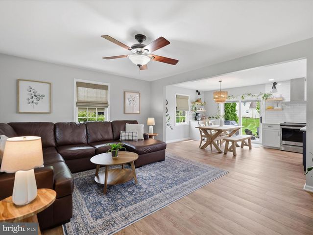 384 LEEDY WAY E, Chambersburg, PA 17202