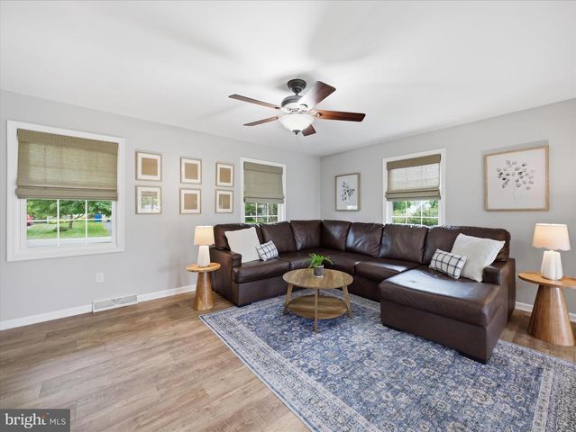 384 LEEDY WAY E, Chambersburg, PA 17202