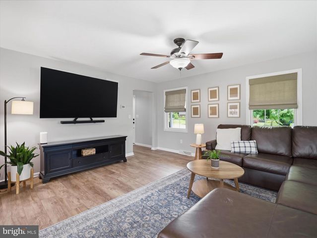 384 LEEDY WAY E, Chambersburg, PA 17202