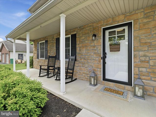 384 LEEDY WAY E, Chambersburg, PA 17202