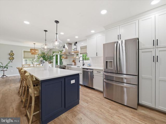 384 LEEDY WAY E, Chambersburg, PA 17202