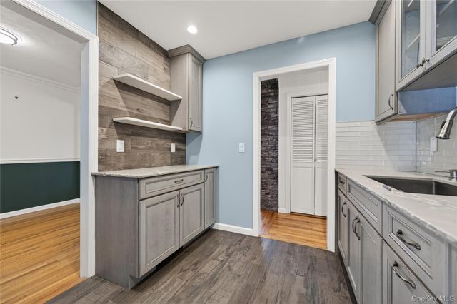 31 Broadway, New Hyde Park, NY 11040