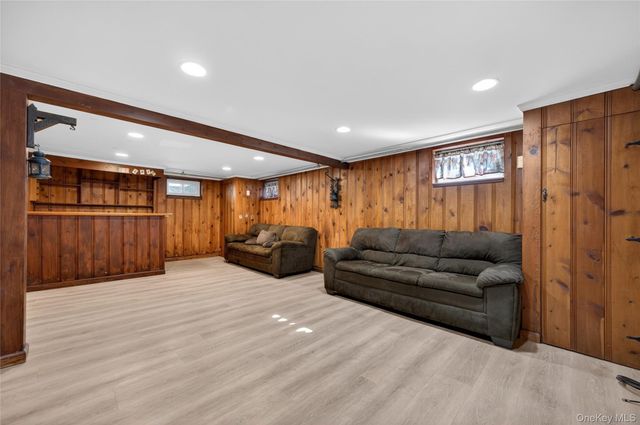 31 Broadway, New Hyde Park, NY 11040