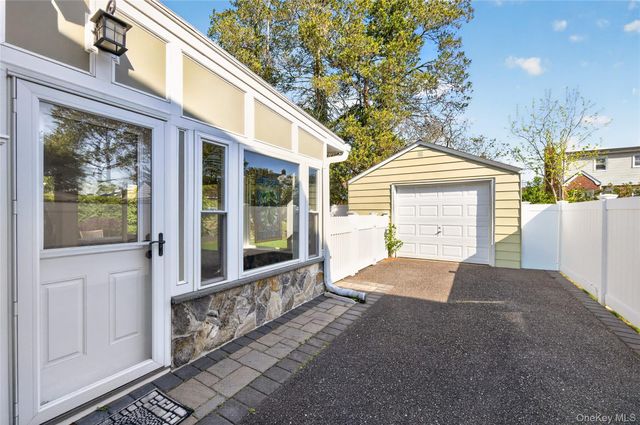 31 Broadway, New Hyde Park, NY 11040