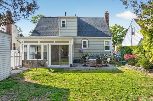 31 Broadway, New Hyde Park, NY 11040