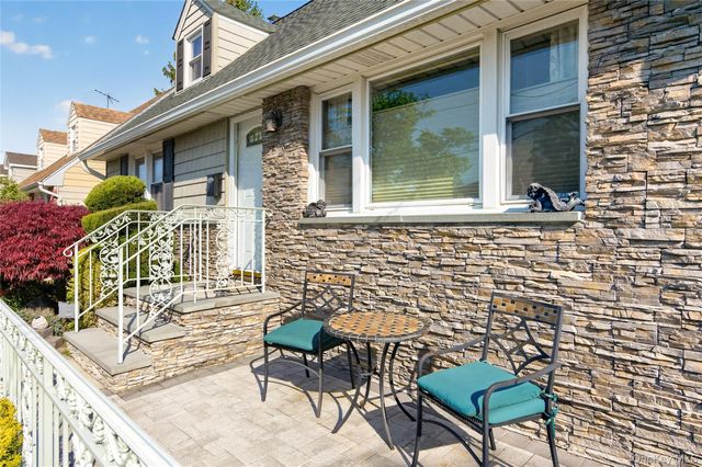 31 Broadway, New Hyde Park, NY 11040