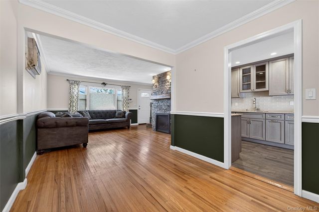 31 Broadway, New Hyde Park, NY 11040