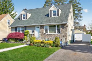 31 Broadway, New Hyde Park, NY 11040