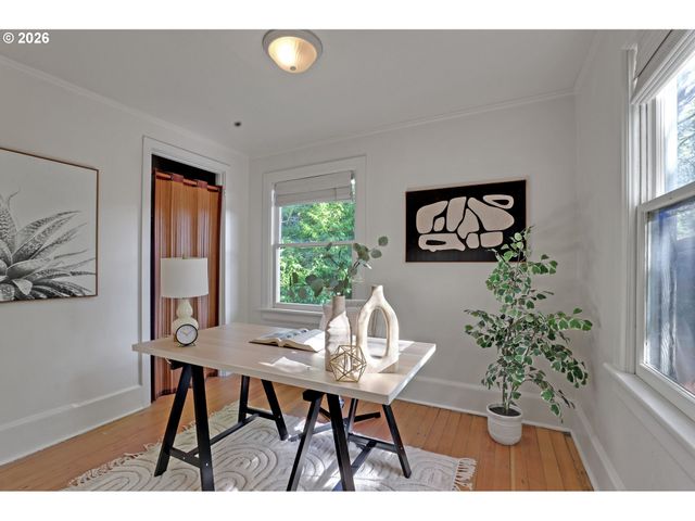 2160 Sw KINGS Ct, Portland, OR 97205