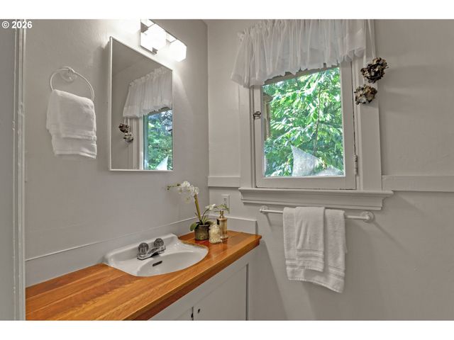 2160 Sw KINGS Ct, Portland, OR 97205
