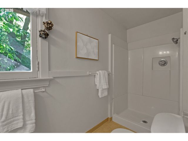 2160 Sw KINGS Ct, Portland, OR 97205