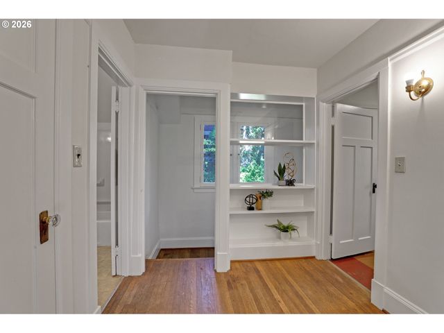 2160 Sw KINGS Ct, Portland, OR 97205