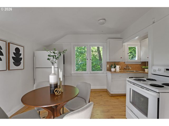 2160 Sw KINGS Ct, Portland, OR 97205