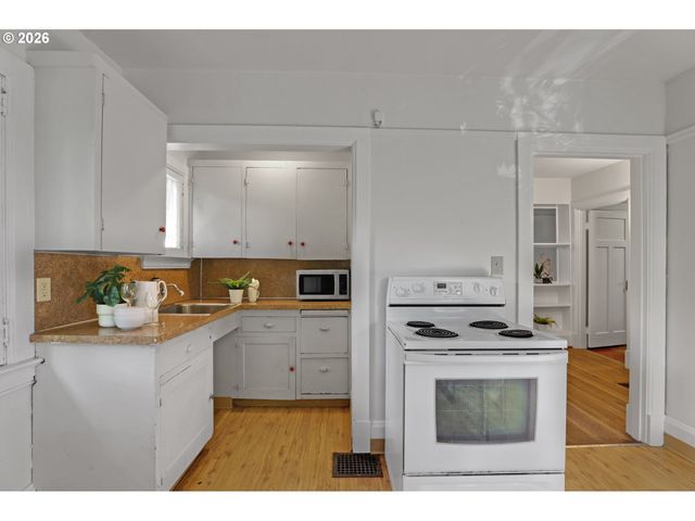 2160 Sw KINGS Ct, Portland, OR 97205