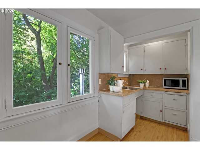 2160 Sw KINGS Ct, Portland, OR 97205