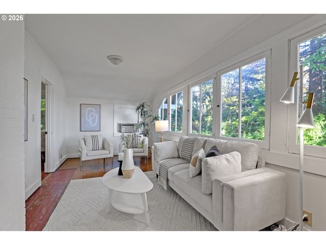 2160 Sw KINGS Ct, Portland, OR 97205