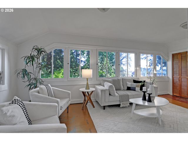 2160 Sw KINGS Ct, Portland, OR 97205