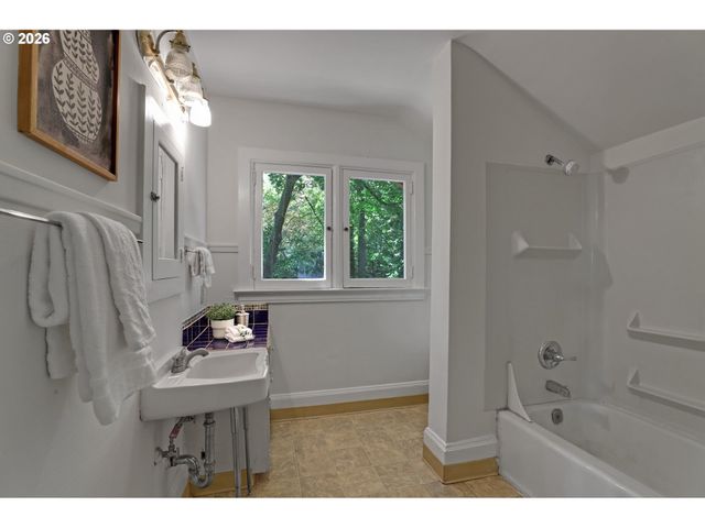 2160 Sw KINGS Ct, Portland, OR 97205