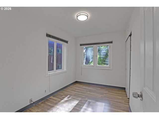 2160 Sw KINGS Ct, Portland, OR 97205