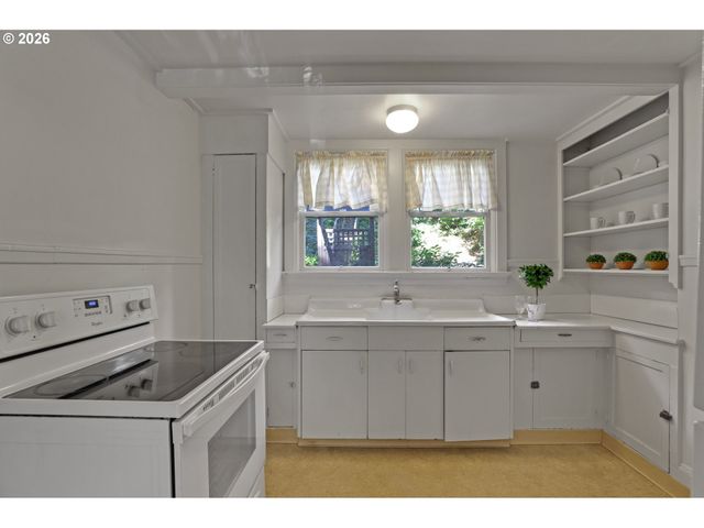 2160 Sw KINGS Ct, Portland, OR 97205
