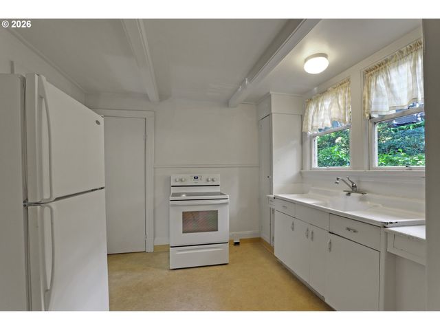 2160 Sw KINGS Ct, Portland, OR 97205