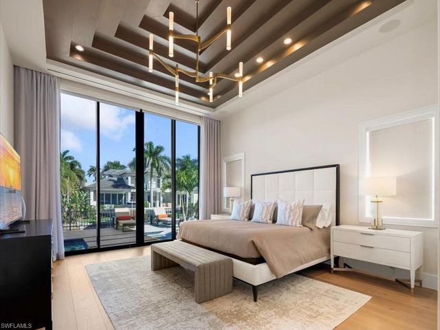 425 15th AVE S, Naples, FL 34102