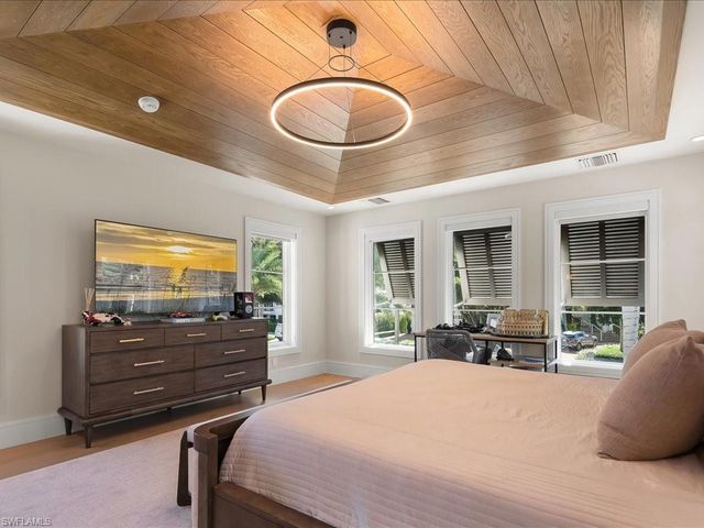 425 15th AVE S, Naples, FL 34102