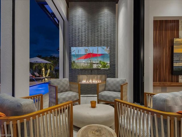 425 15th AVE S, Naples, FL 34102