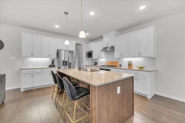 3905 Saint Ives Lane, Lewisville, TX 75056