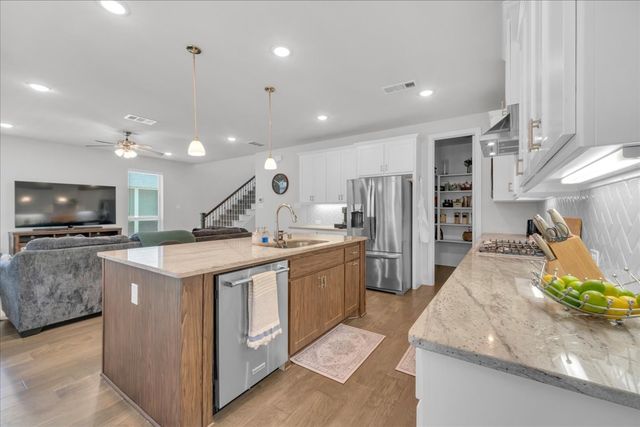 3905 Saint Ives Lane, Lewisville, TX 75056