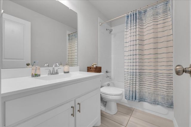 3905 Saint Ives Lane, Lewisville, TX 75056